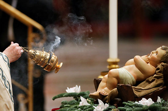 يبارك البابا فرانسيس تمثال الطفل يسوع وهو يقود صلاة صلاة الغروب
