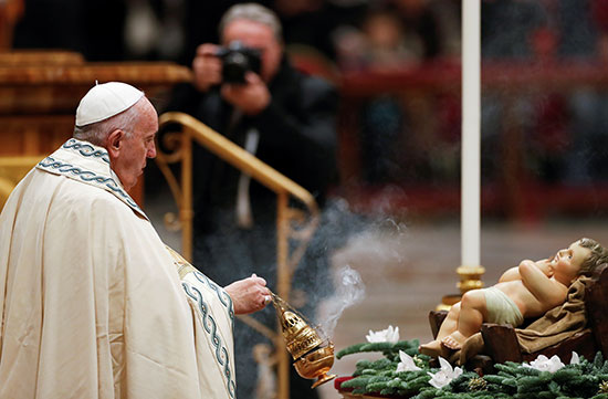 البابا فرانسيس بابا الفاتيكان يؤدى صلاة الغروب