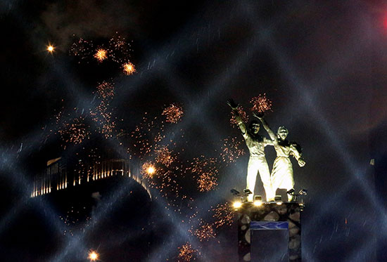 الألعاب النارية تنفجر فوق نصب سيلامات داتانج التذكاري خلال احتفالات رأس السنة في جاكرتا