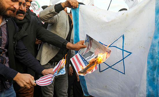 حرق العلم الإسرائيلى على يد المحتجين العراقيين
