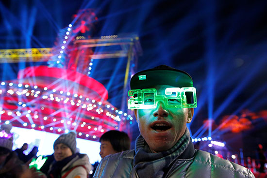رجل يشارك في حدث الاحتفال بالعد التنازلي ليلة رأس السنة فى بكين