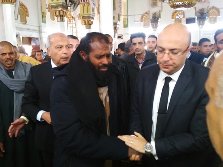 محافظ بنى سويف ومدير الأمن يتقدمان جنازة شهيد الوطن  (2)