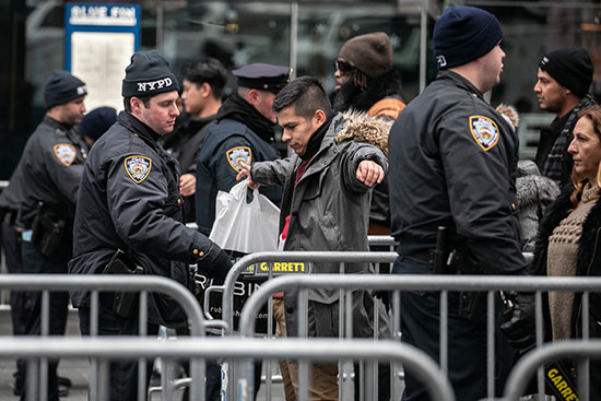 ضباط إدارة شرطة نيويورك يؤمنون تايمز سكوير قبل احتفالات ليلة رأس السنة في مانهاتن