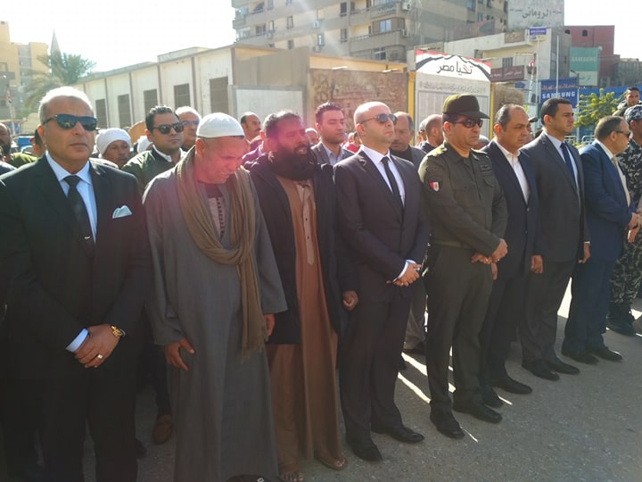 محافظ بنى سويف ومدير الأمن يتقدمان جنازة شهيد الوطن  (5)
