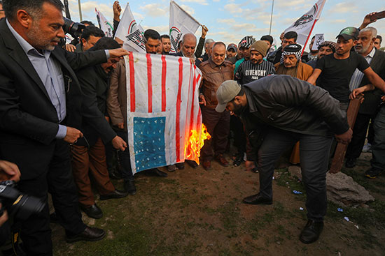 المحتجون يعبرون عن غضبهم بحرق علم أمريكا