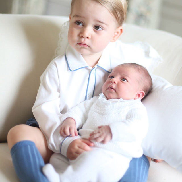 الأمير جورج يحمل شقيقته الصغرى 