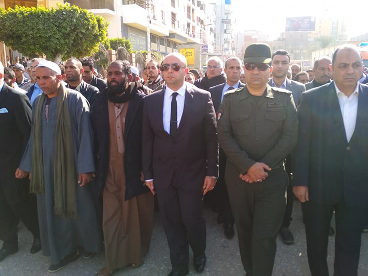 محافظ بنى سويف ومدير الأمن يتقدمان جنازة شهيد الوطن  (1)