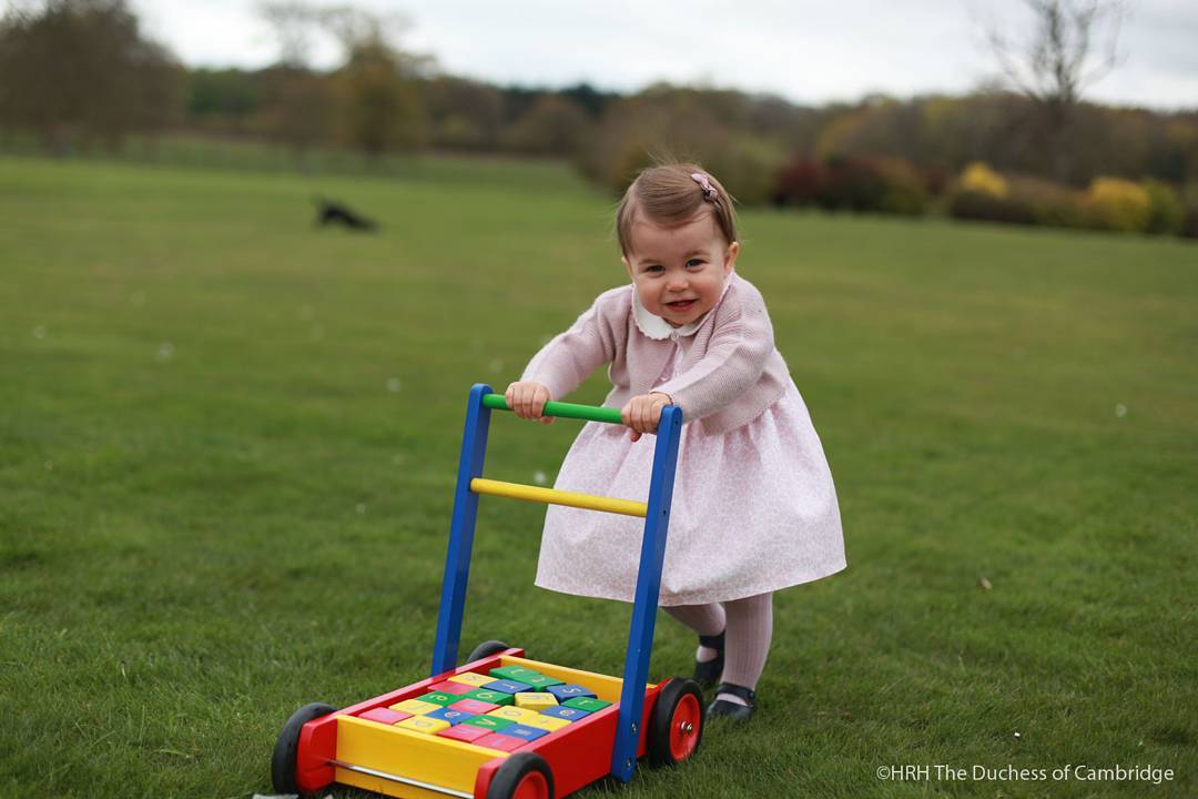 الأميرة شارلوت تلعب في الحديقة 
