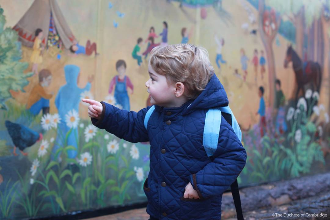 الأمير جورج أمام لوحة جدارية