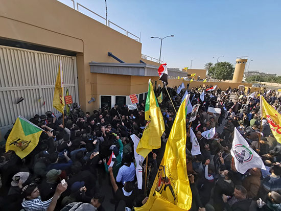 تزايد أعداد المحتجون خارج السفارة الأمريكية فى بغداد