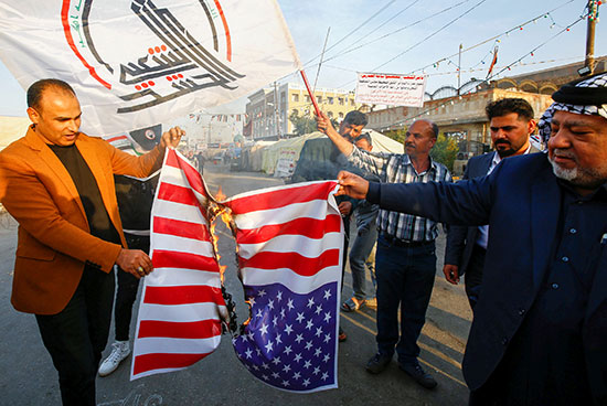 محتجو الحشد الشعبى يحرقون علم الولايات المتحدة