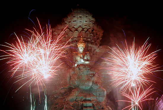 الألعاب النارية تنفجر فوق تمثال جارودا فى بالى