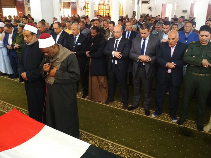 محافظ بنى سويف ومدير الأمن يتقدمان جنازة شهيد الوطن  (7)