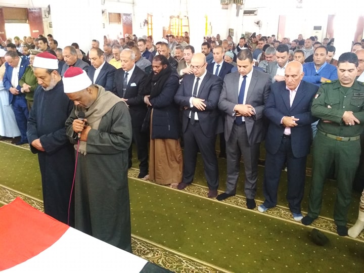 محافظ بنى سويف ومدير الأمن يتقدمان جنازة شهيد الوطن  (4)