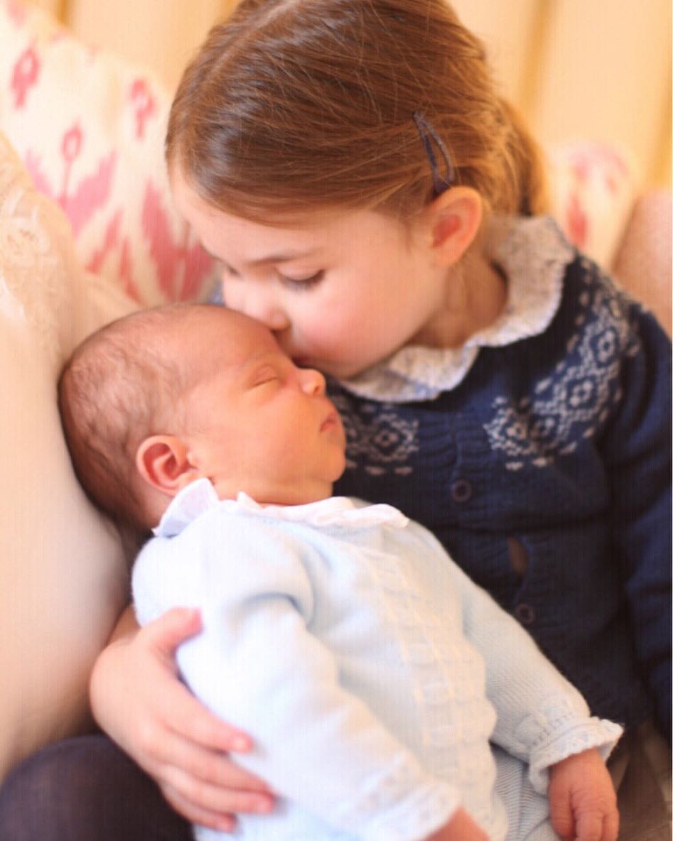 الأميرة شارلوت وهي تحمل شقيقها الجديد لويس 