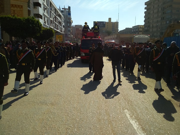 محافظ بنى سويف ومدير الأمن يتقدمان جنازة شهيد الوطن  (3)