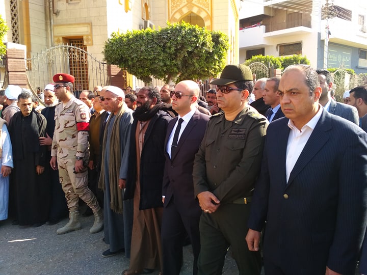 محافظ بنى سويف ومدير الأمن يتقدمان جنازة شهيد الوطن  (6)