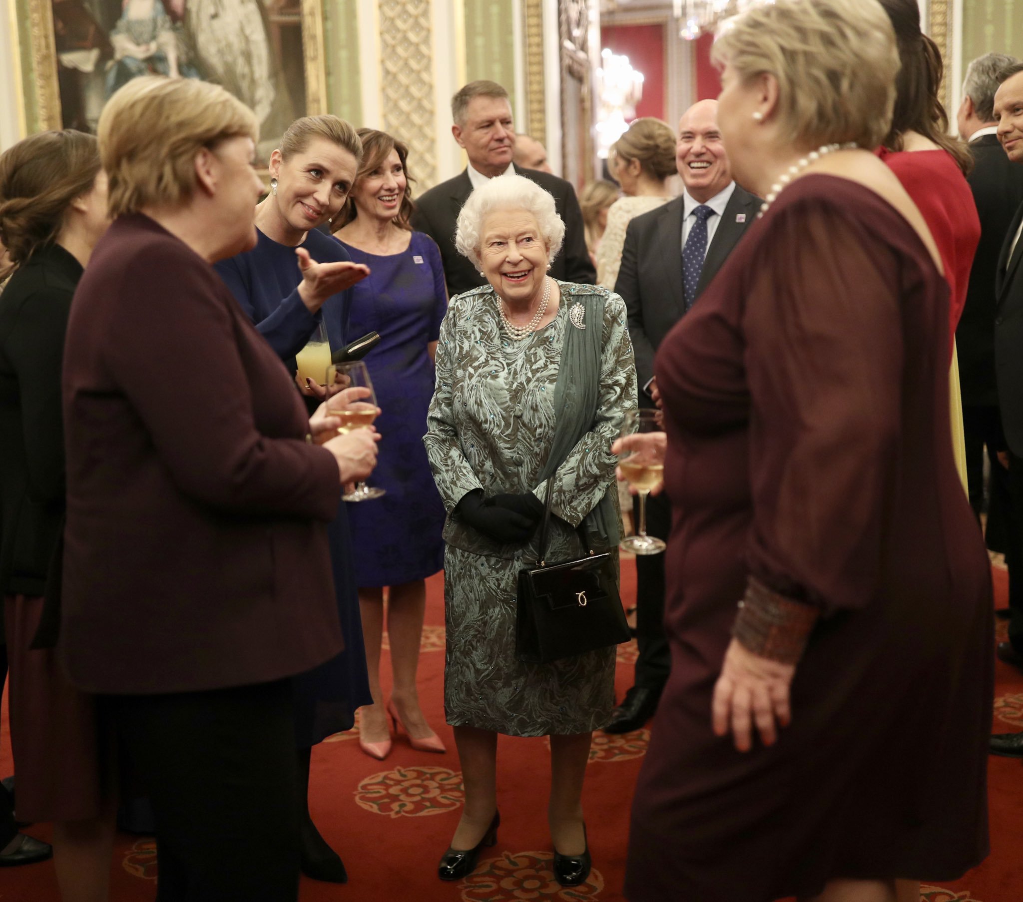 ملكة بريطانيا وميركل وقادة حلف الناتو
