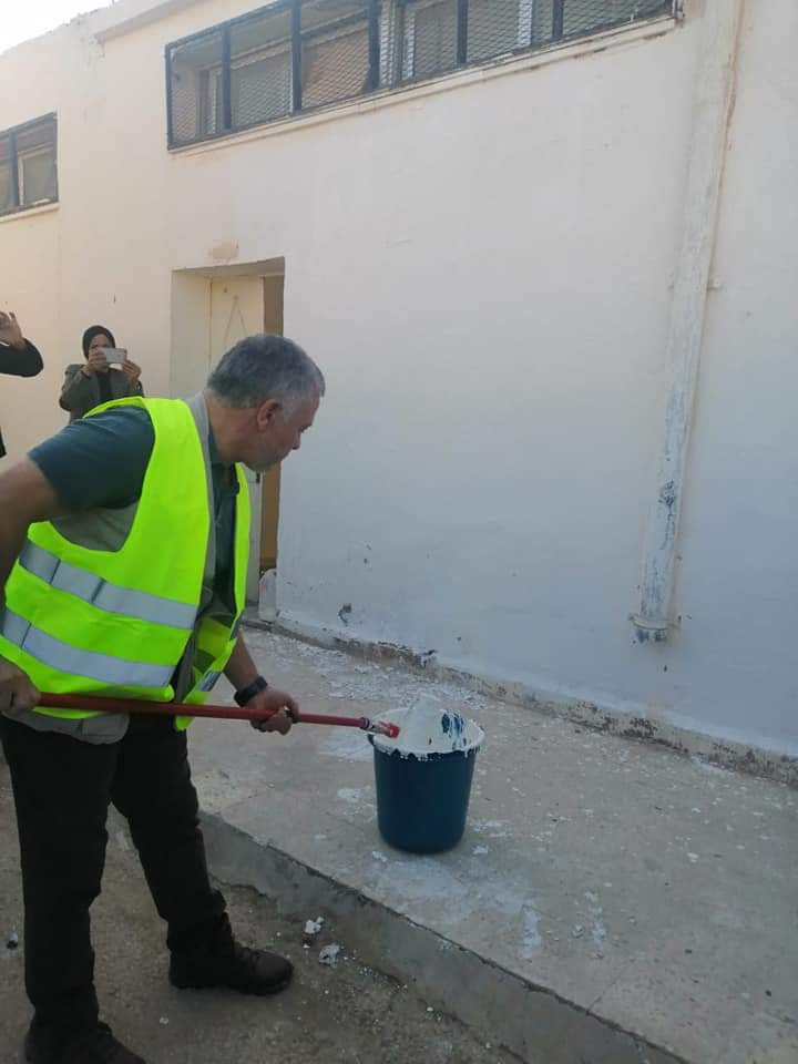 ملك الأردن يشارك المتطوعين فى أعمال الصيانة لمدرسة. (4)