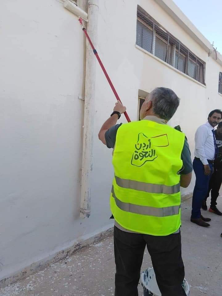 ملك الأردن يشارك المتطوعين فى أعمال الصيانة لمدرسة. (3)