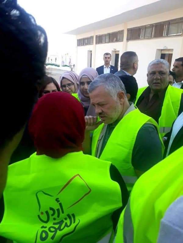 ملك الأردن يشارك المتطوعين فى أعمال الصيانة لمدرسة. (1)