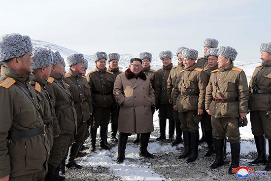 زعيم كوريا الشمالية وسط معاونيه