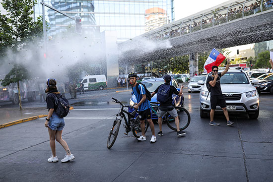 استخدام مدافع المياه لتفريق المحتجين