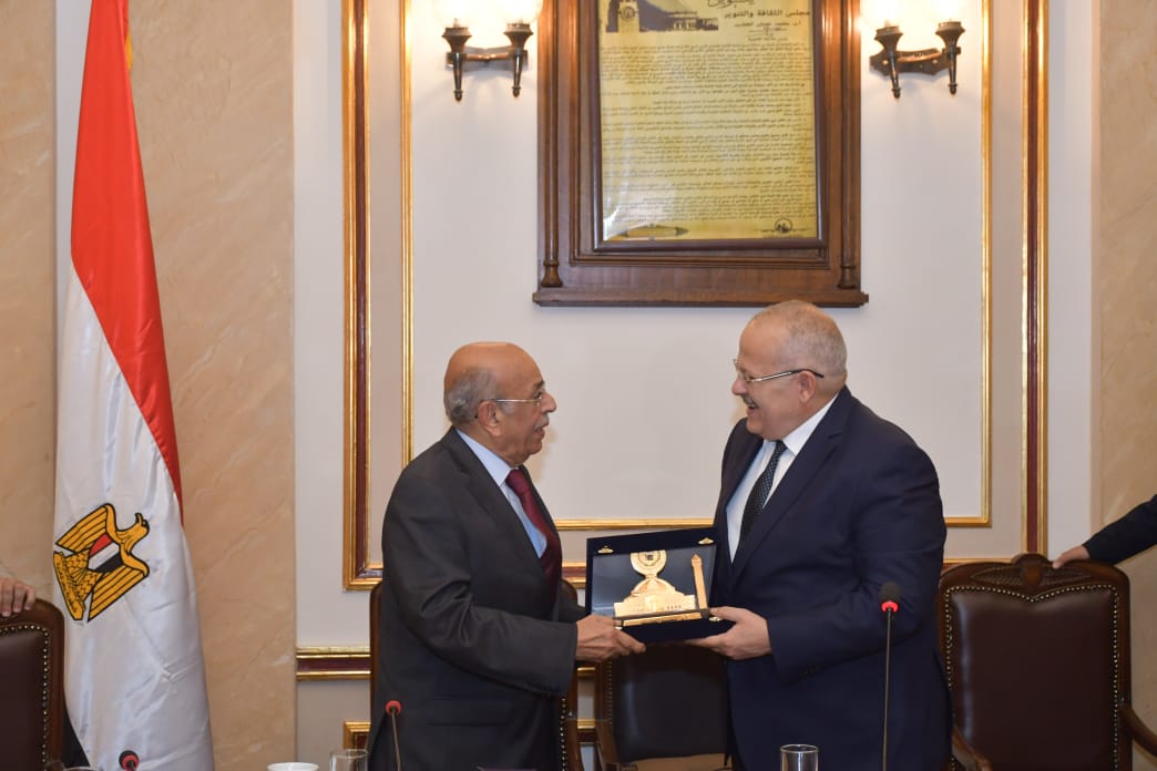 رئيس جامعة القاهرة يكرم مفيد شهاب وجابر عصفور لحصولهم على جائزة النيل (1)