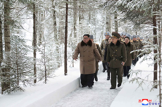 زعيم كوريا الشمالية كيم جونج أون يزور مواقع المعارك فى مناطق جبل بايكتو