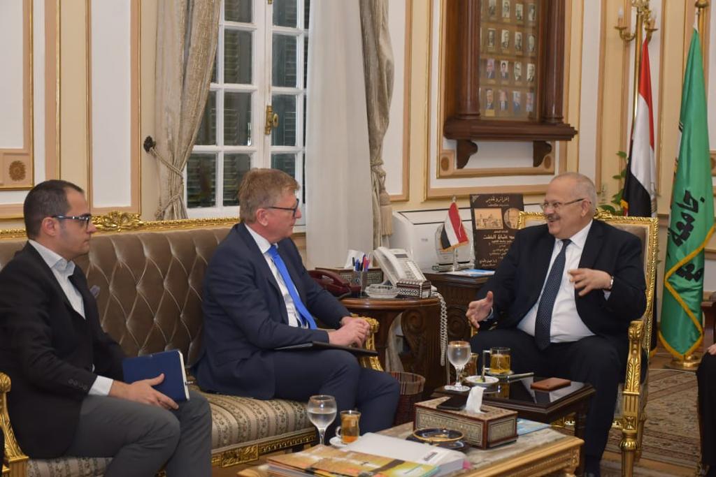 رئيس جامعة القاهرة يستقبل سفير الاتحاد الأوروبى بالقاهرة  (2)