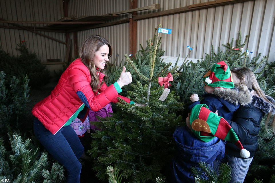 كيت ميلتون مع  الأطفال لتصنيع  شجرة الميلاد