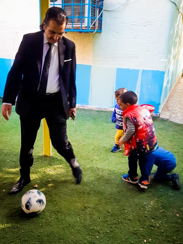 شلتوت يلعب كرة القدم مع أطفال الحضانة