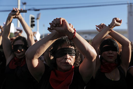 يشارك نشطاء حقوق المرأة في مظاهرة مناهضة للعنف ضد المرأة