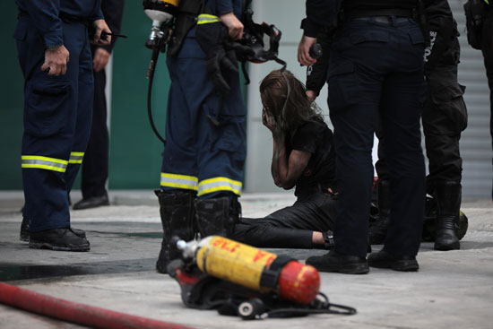 رجال الإطفاء بمحيط فتاة عقب انقاذها من الحريق