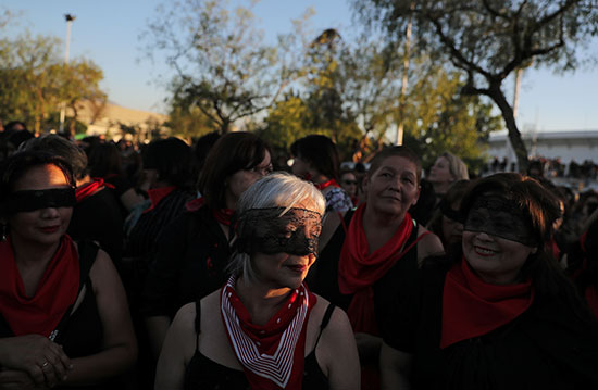 نشطاء حقوق المرأة فى تشيلى يغطون اعينهم بششارات سوداء