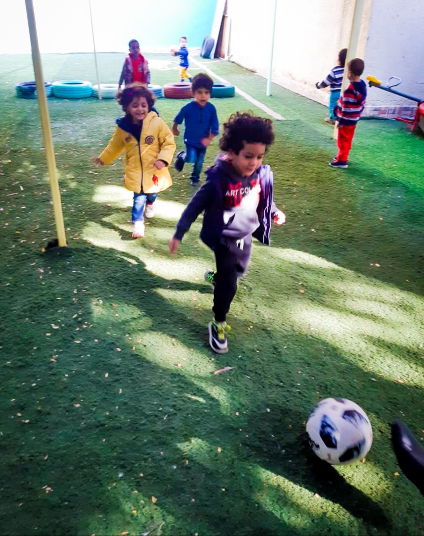 أحد أطفال كيدزو أكاديمى مع كرة القدم