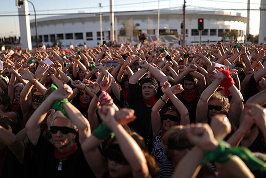 مظاهرات نسوية فى تشيلى مناهضة للعنف ضد المرأة والحكومة