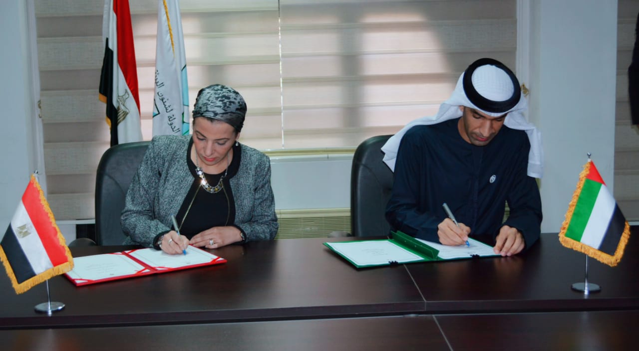 وزيرا البيئة المصري والاماراتي يوقعان البرنامج التنفيذي المشترك الأول لحماية البيئة (2)
