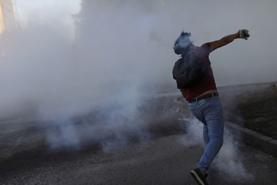 موجات من العنف ضربت البلاد إثر اشتباكات المتظاهرين مع الشرطة