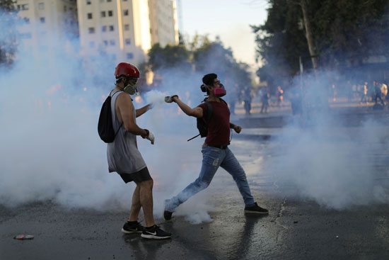 متظاهرون يقذفون قوات الأمن بالحجارة