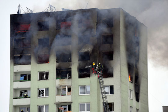 النيران التهمت ادور بالمبنى