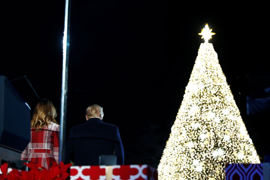 ترامب وميلانيا يجلسان أمام شجرة الكريسماس