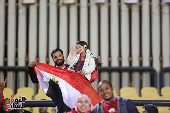 الجماهير ترفع أعلام مصر في مباراة الهلال (1)