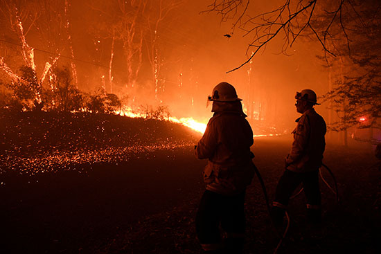 رجال الحماية المدنية خلال إطفاء الحرائق