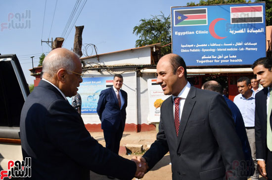 رئيس البرلمان يختتم زيارته لجنوب السودان بزيارة العيادة المصرية بجوبا (8)