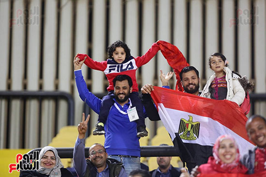 الجماهير ترفع أعلام مصر في مباراة الهلال (3)