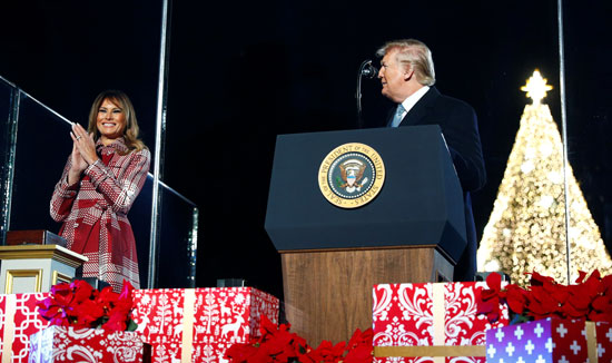 الرئيس الأمريكى يوجه الحديث لزوجته ميلانيا