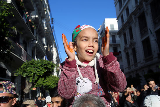 طفلة تشارك بالاحتجاجات