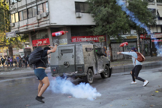 الشرطة تستخدم قنابل الغاز لتفريق المتظاهرين