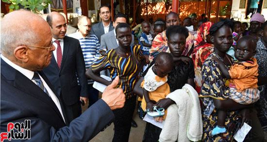 رئيس البرلمان يختتم زيارته لجنوب السودان بزيارة العيادة المصرية بجوبا (10)